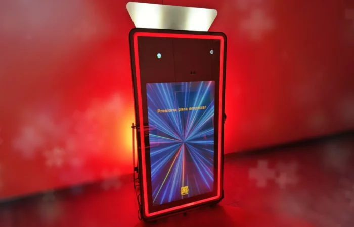 Fotomatón Black Mirror para eventos exclusivos con tecnología interactiva y diseño elegante. Ideal eventos corporativos, eventos empresariales, empresas y activaciones de marca.
