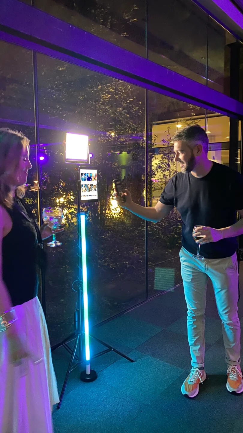 Invitado posando en evento con fotomatón con inteligencia artificial para eventos de Fotoboo