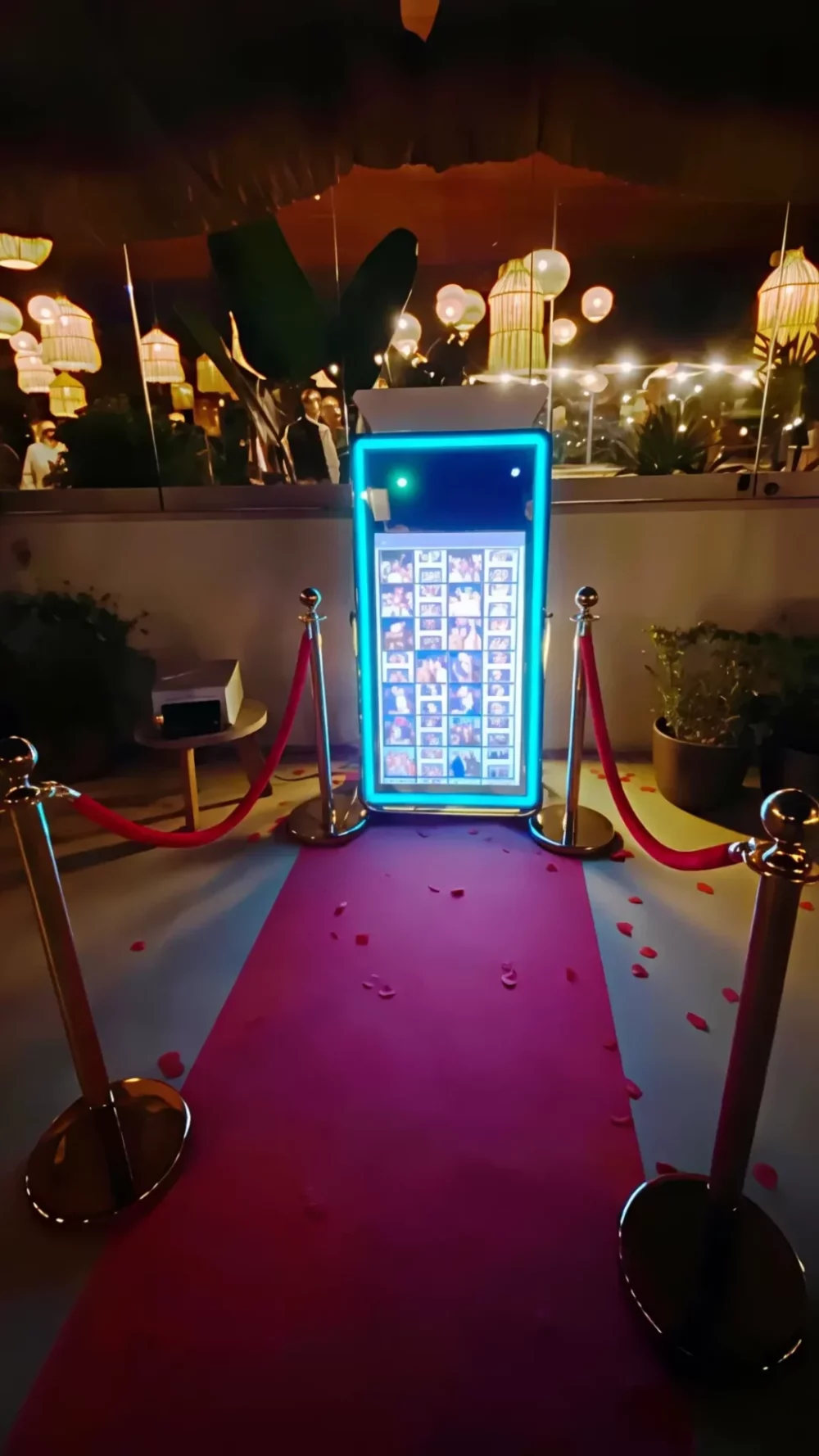 Fotomatón Black Mirror para eventos exclusivos con tecnología interactiva y diseño elegante.