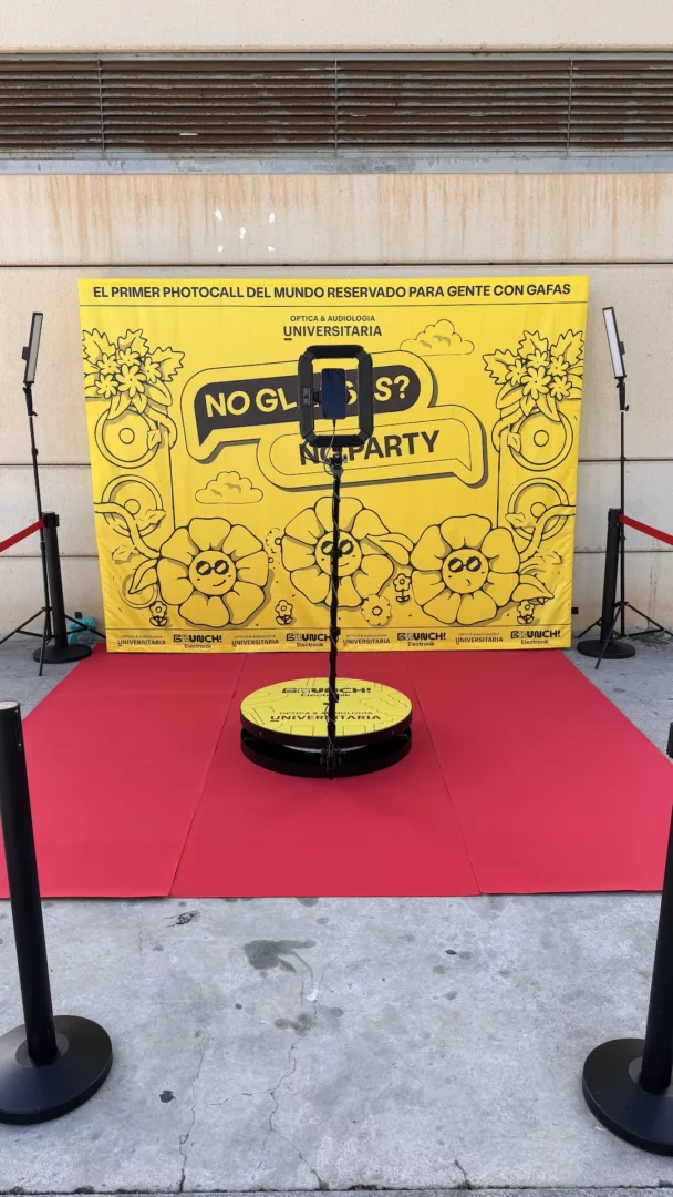 Fotomaton corporativo vinilado para activacion de marca