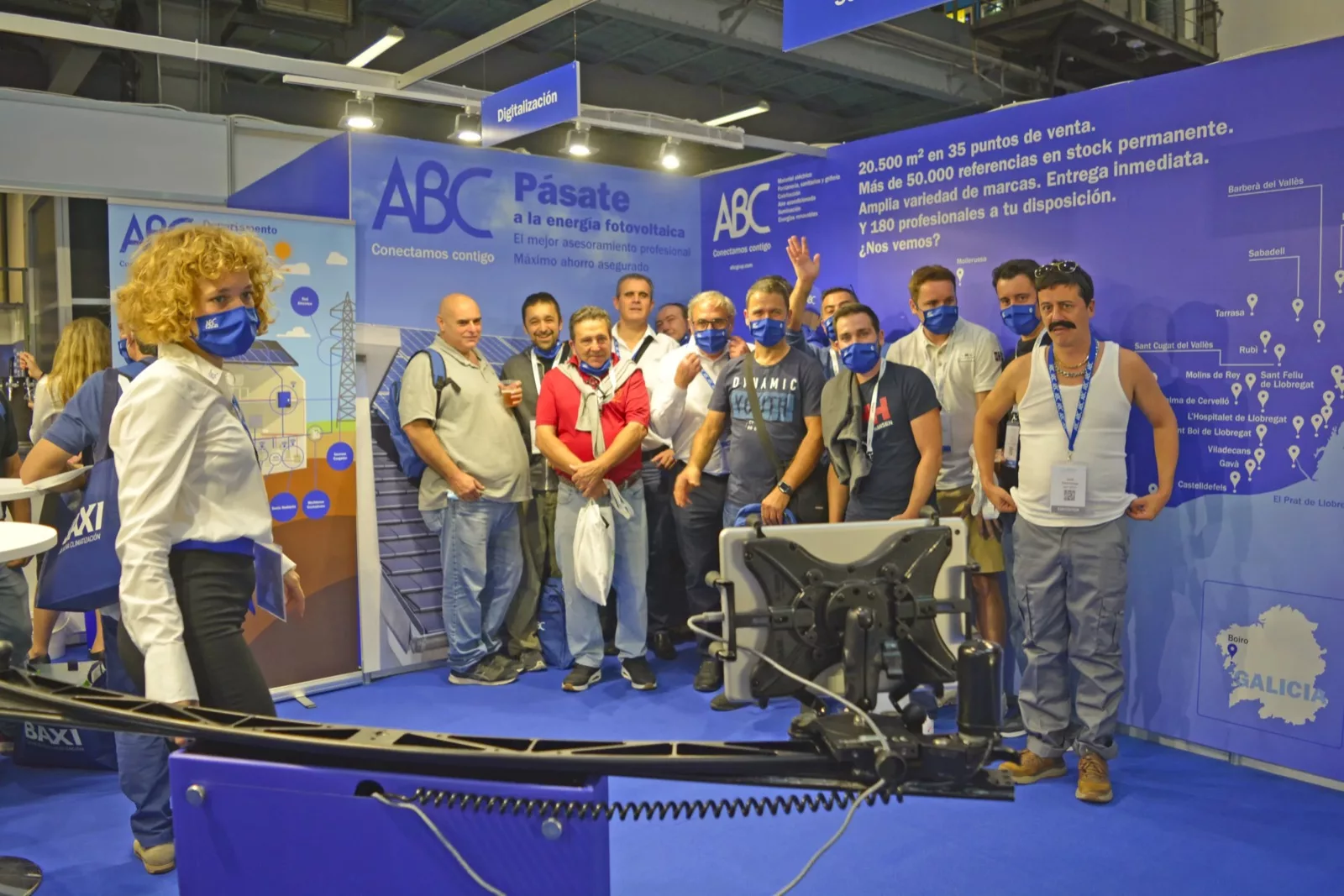Visitantes del stand de ABC Grup en Efintec 2021 esperando su turno en el Boomerang