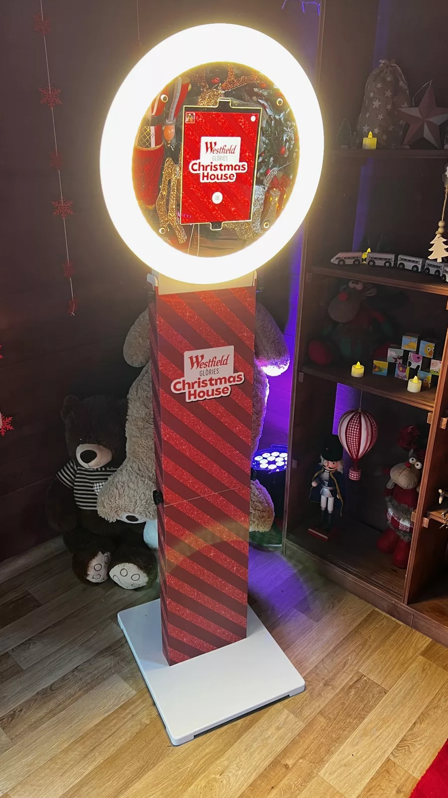 Fotoboop con la columna vinilada con la marca del cliente en un evento de Navidad