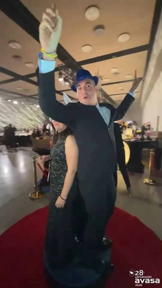 Dos invitados bailando en la plataforma del Fotomatón 360 sobre una alfombra roja durante la cena de la convención de Avasa