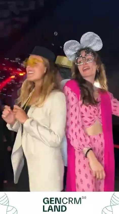 Invitada con orejas de fiesta en el fotomatón 360 del pack Summer Party