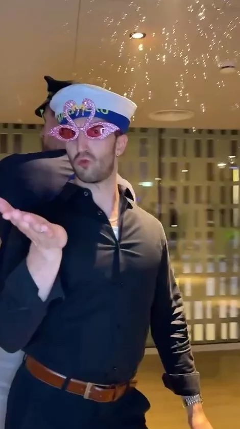 Invitado en el fotomatón 360 con luces de fiesta del pack Cyber Neon
