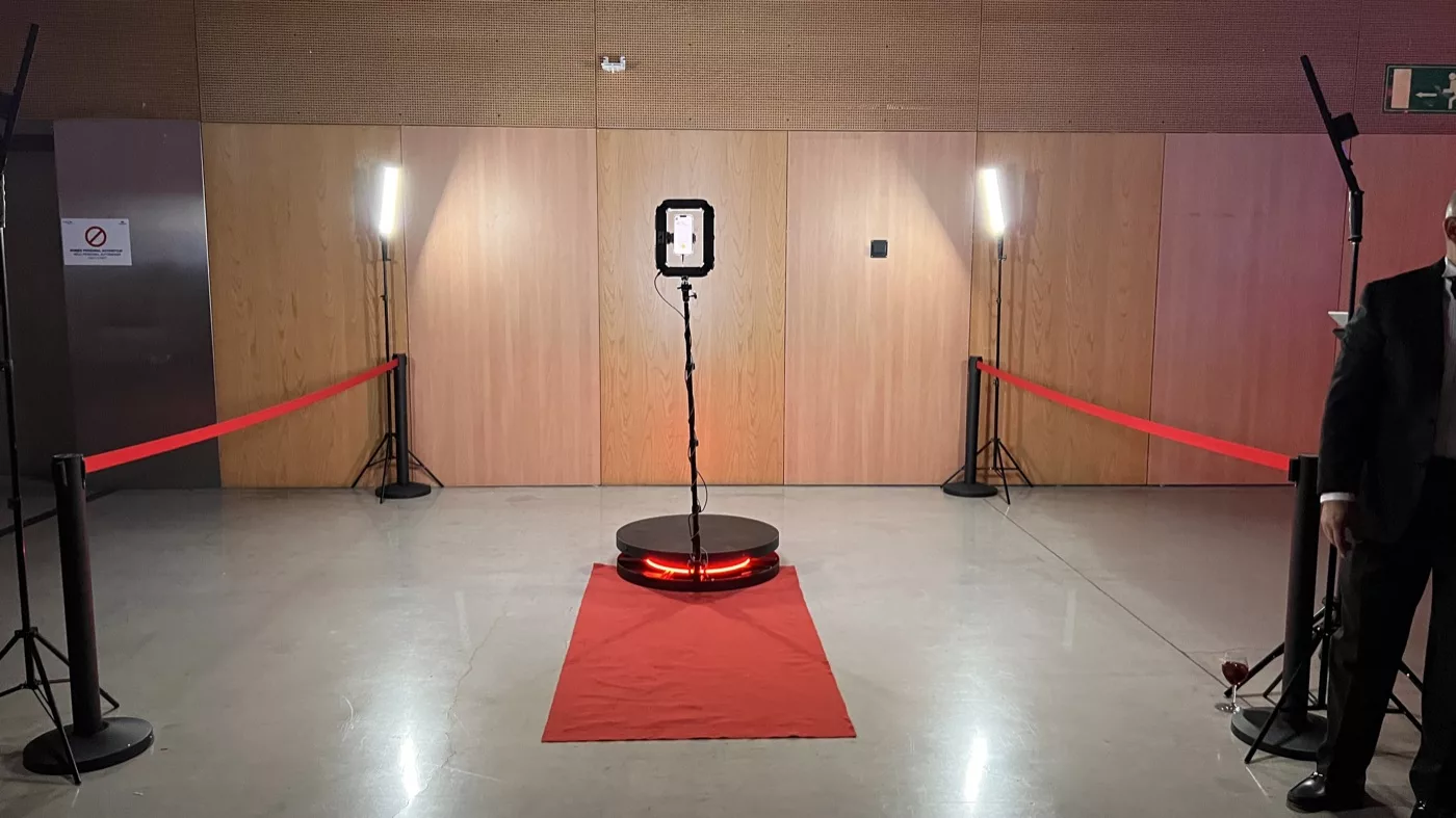Montaje del Fotomatón 360 con alfombra roja, catenarias rojas y focos de luz a ambos lados de la plataforma