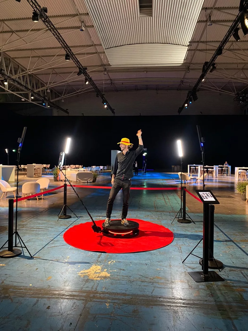 Fotomatón 360 con alfombra roja circular en una nave de eventos