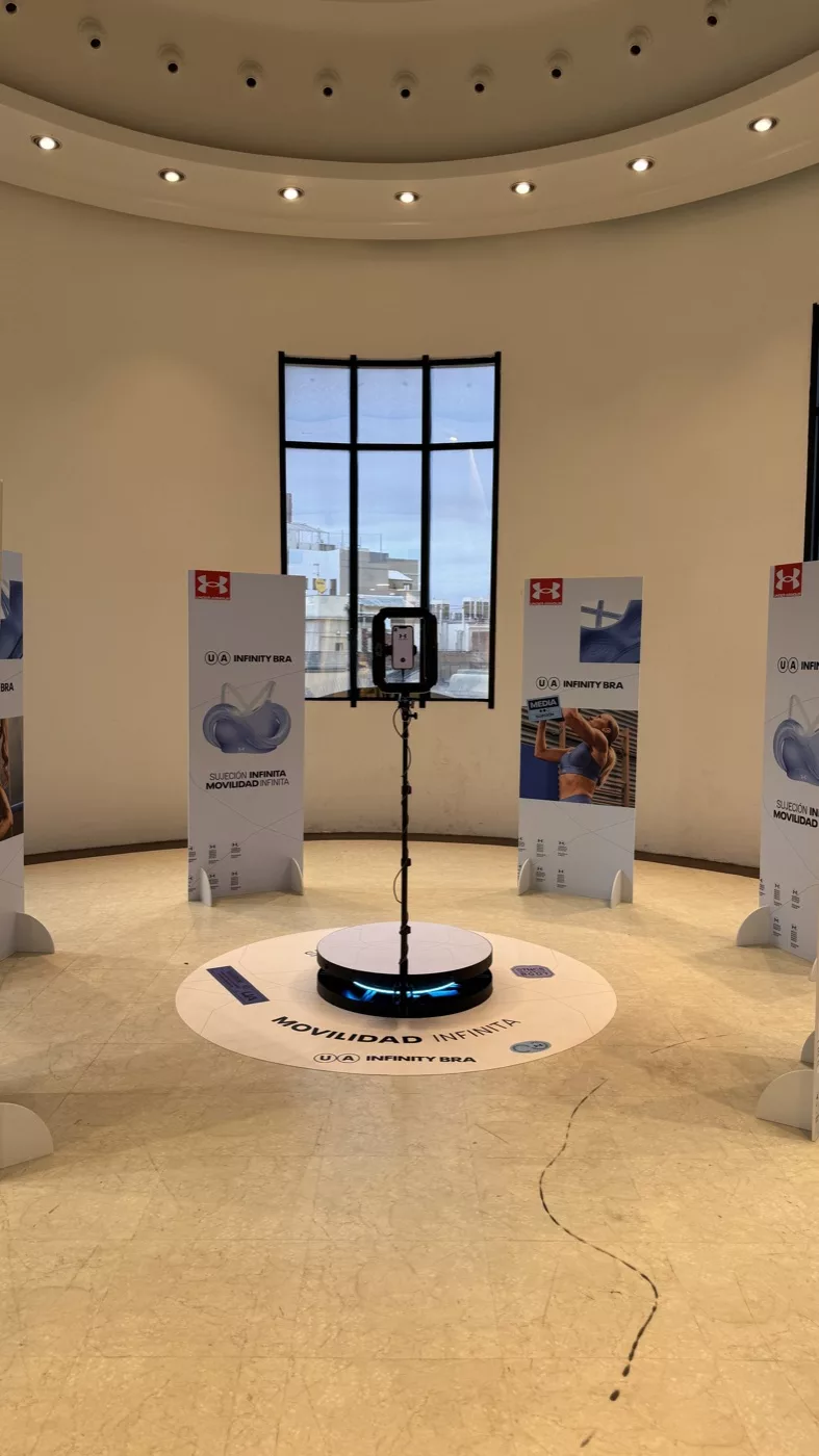 Fotomatón 360 montado en el centro de una sala circular de exposición