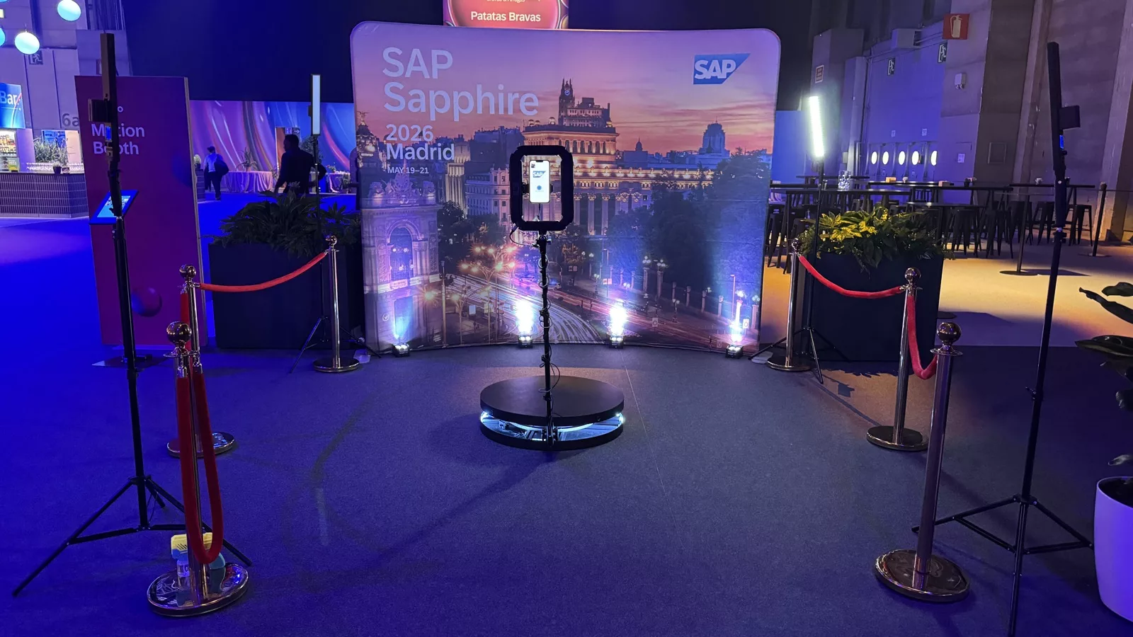 Fotomatón 360 VIP con photocall curvo personalizado y catenarias doradas