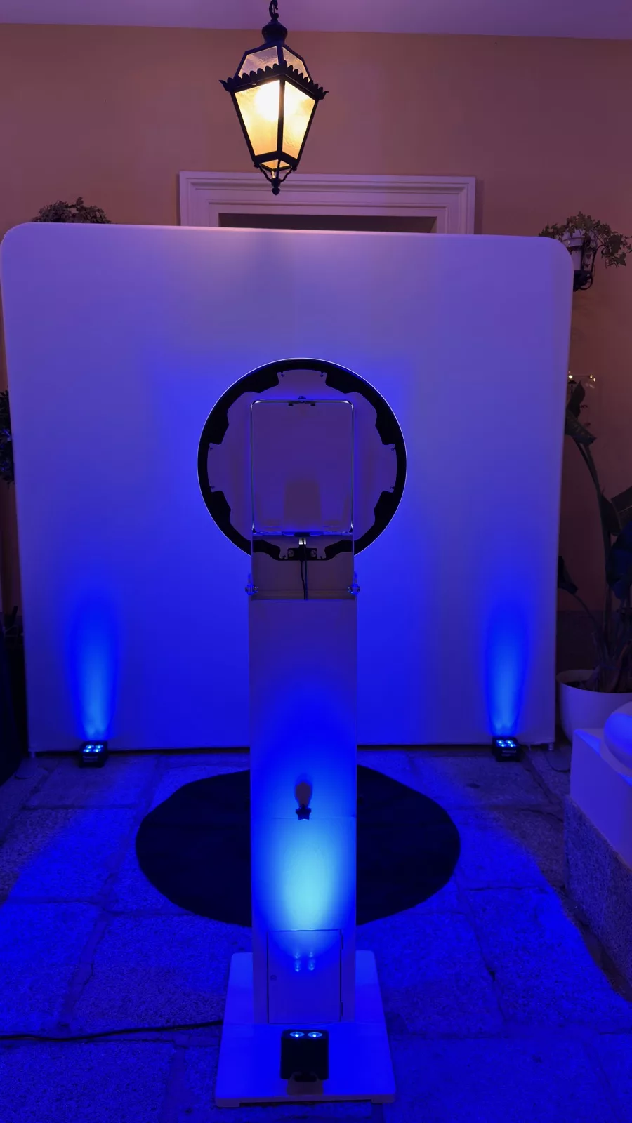 Fotomatón IA con aro de luz en una terraza iluminada