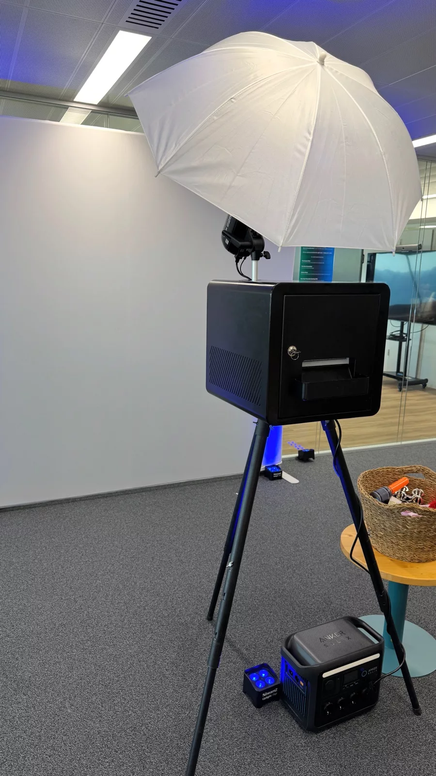 Fotomatón Modern sobre trípode con flash de estudio y paraguas difusor, listo para un evento de empresa