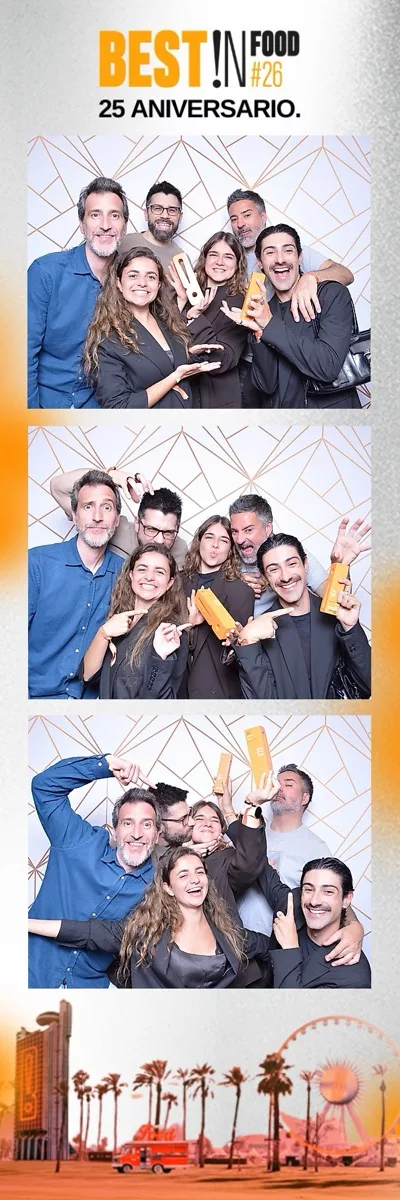 Tira de fotos del Fotomatón Modern de un grupo de compañeros en una gala de premios de empresa