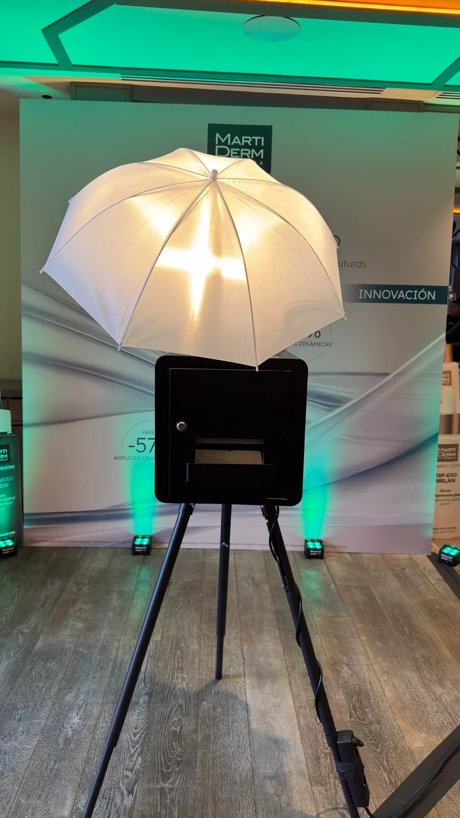 Fotomatón Modern con flash de estudio ante un photocall personalizado con la marca del cliente