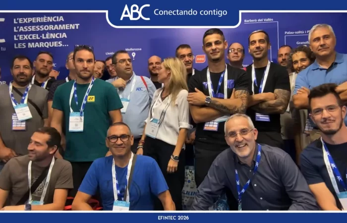 Visitantes en el Boomerang del stand de ABC Grup en Efintec 2026