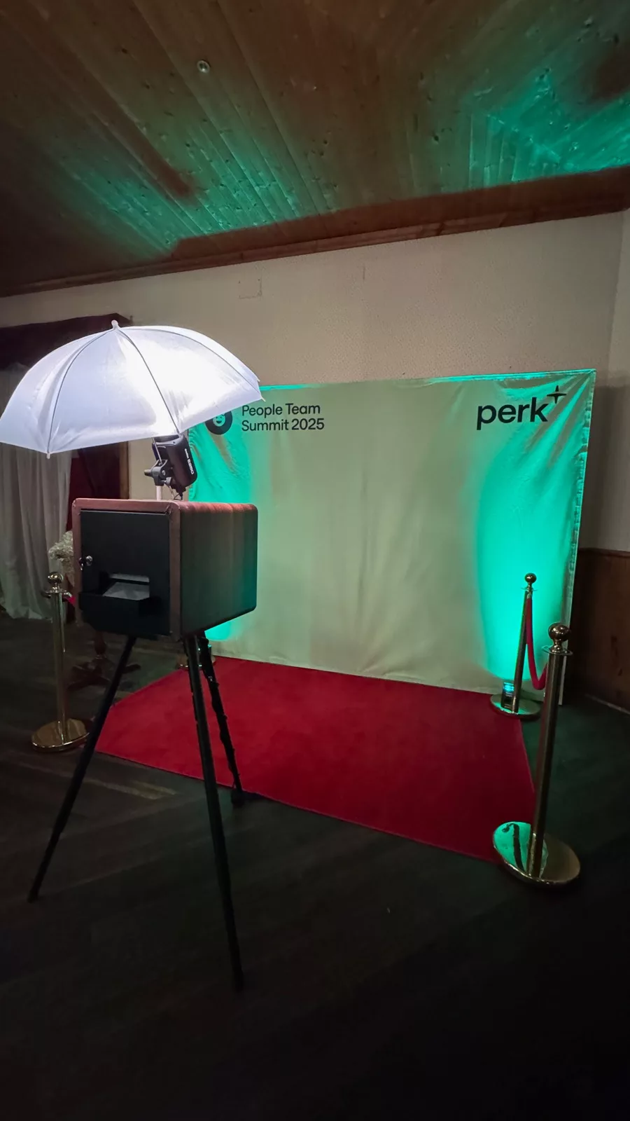 Fotomatón Vintage con alfombra roja, catenarias y photocall de marca en un evento de empresa