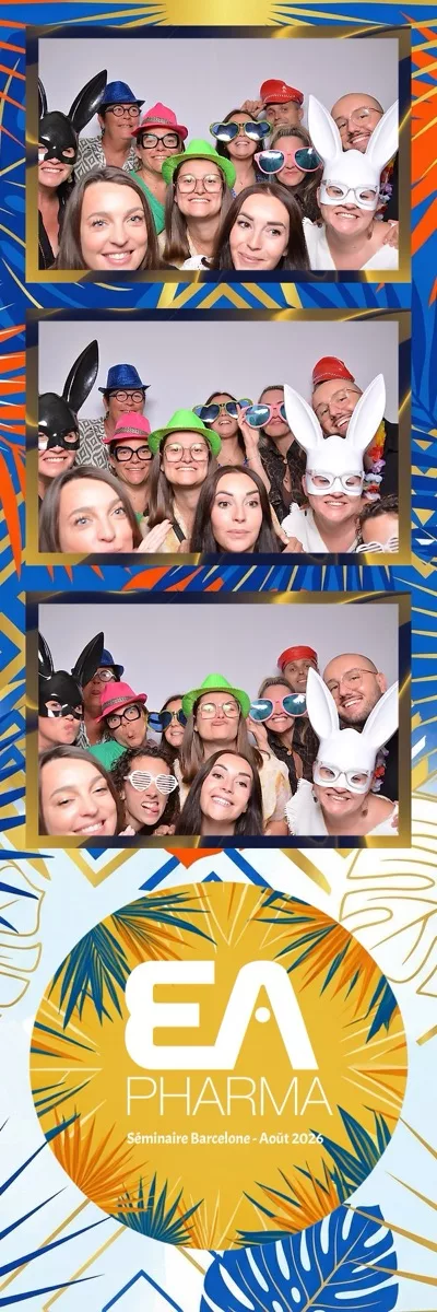 Tira de fotos del Fotomatón Vintage de un grupo de compañeros con antifaces y gafas en un seminario de EA Pharma