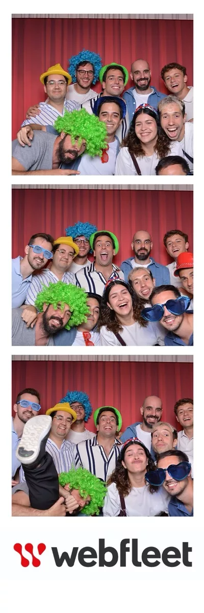 Tira de tres fotos del Fotomatón Vintage de un grupo grande de compañeros de Webfleet con atrezo