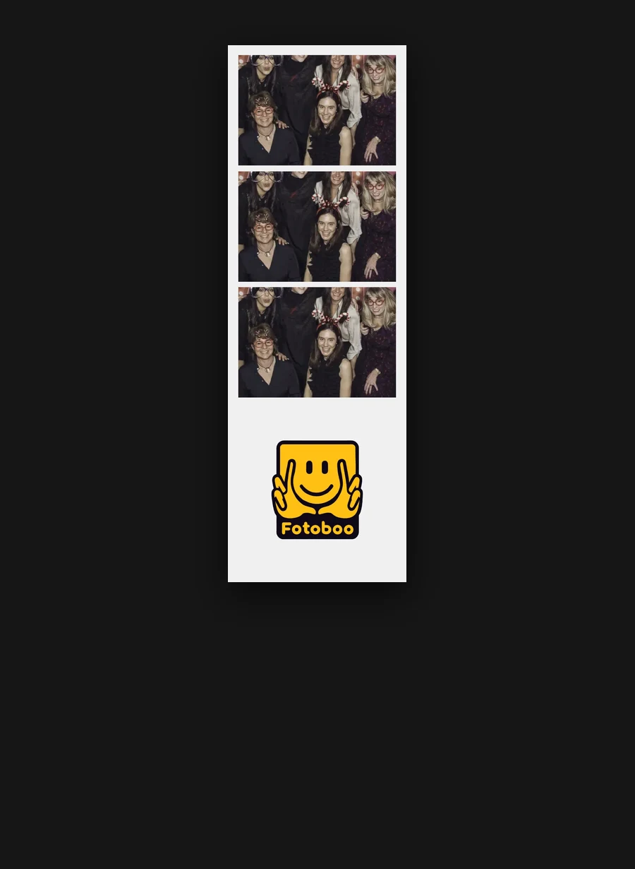 Tira de tres fotos con el logo de Fotoboo debajo