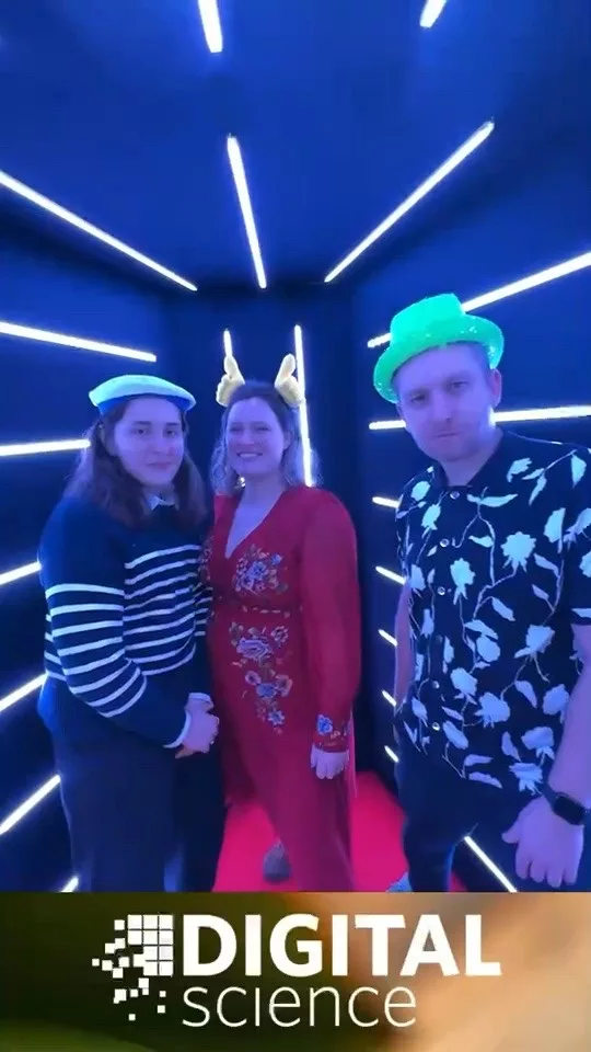 Invitados de Digital Science en el túnel de luces LED del Vídeo Glam, con el logo de la empresa