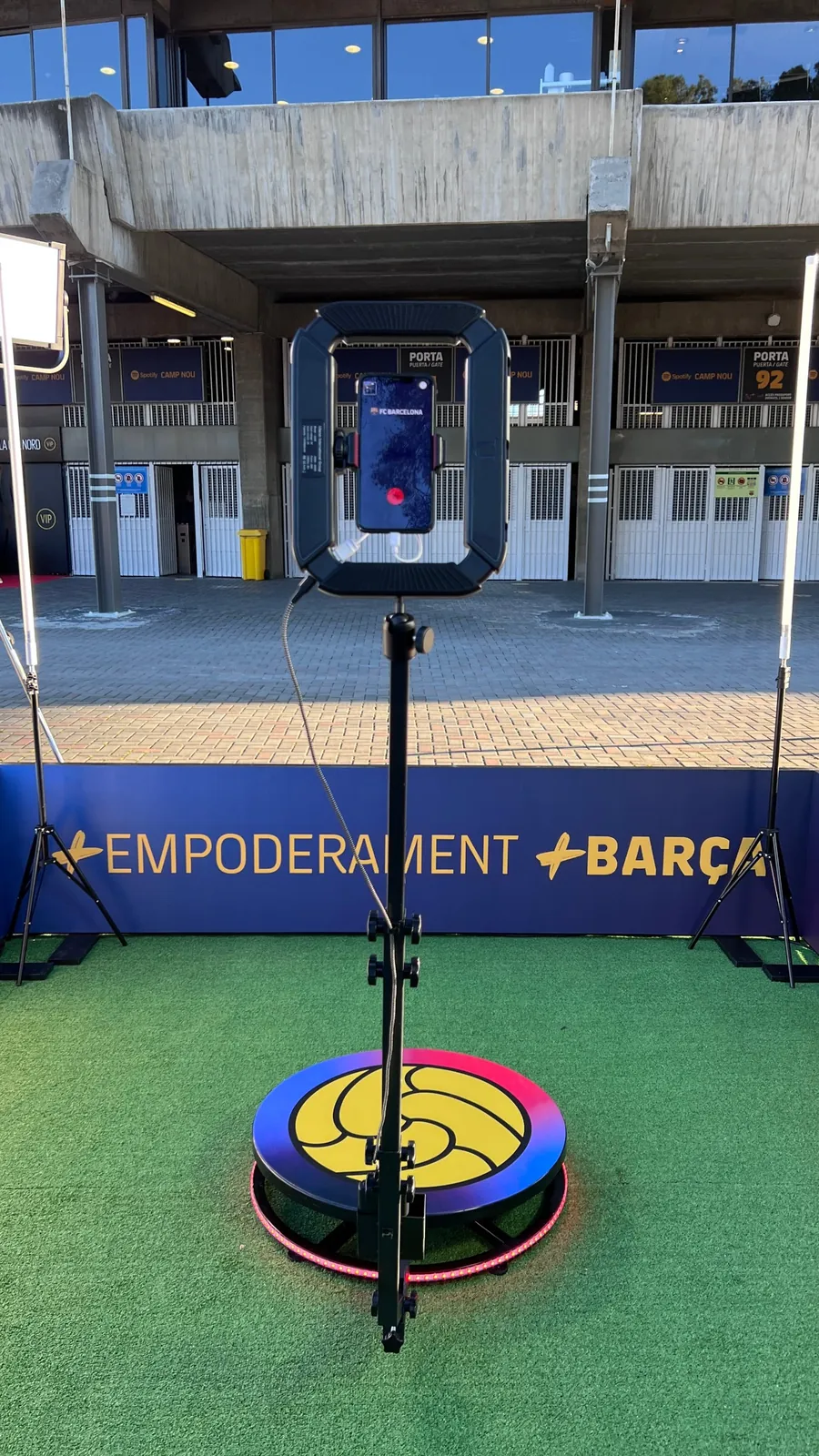 Plataforma del Fotomatón 360 vinilada con la imagen del FC Barcelona